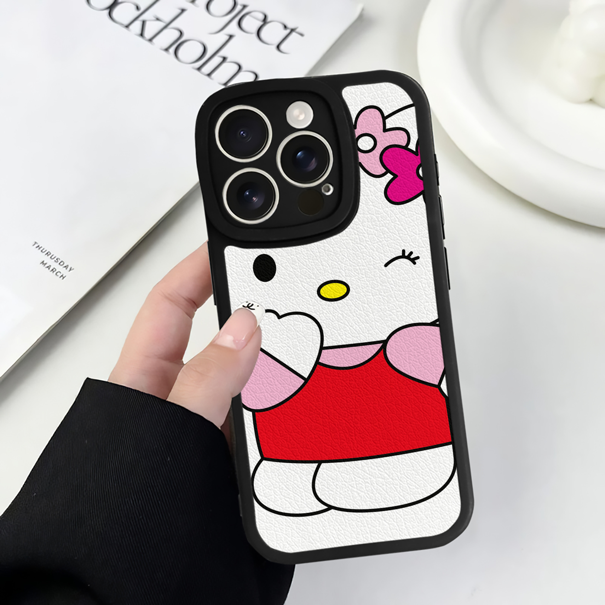 （画像用） Hello Kitty ハローキティ 【iPhone 16シリーズ対応】シリコンスマホケース（レザー調） 材質：シリコン